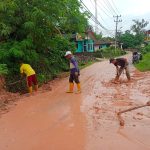 Warga Kelurahan Senggarang Kota Tanjungpinang saat evakuasi akses jalan yang digenangi air bercampur lumpur bauksit, Sabtu (25/05/25)/f.dok.Rat.