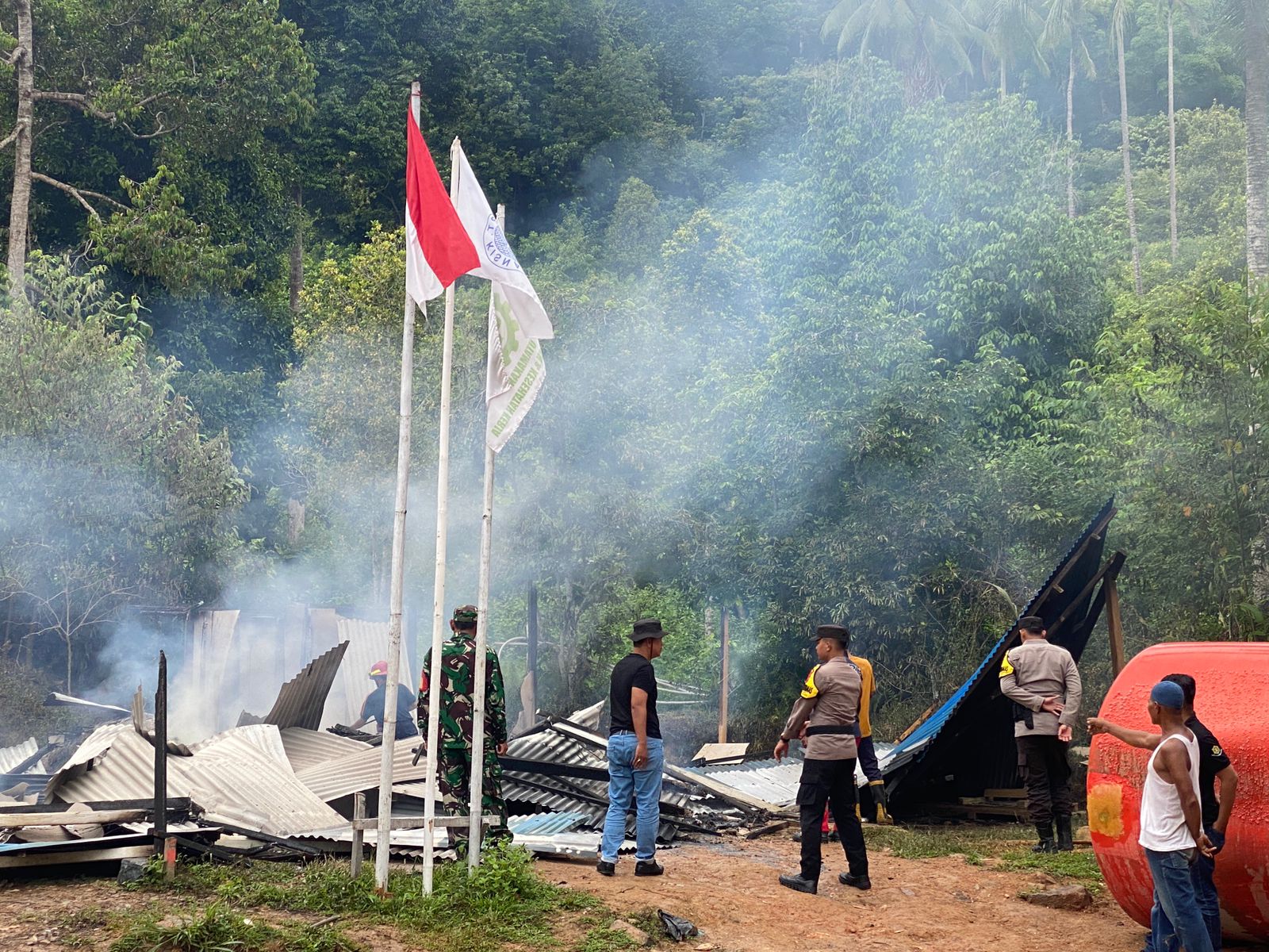 Respon Cepat Personil Polsek Palmatak Datangi TKP Kebakaran Kantor PT. Kisna Jaya, Minggu (26/05/24) /f.dok.Hms