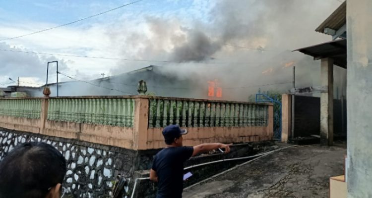 Situasi Kebakaran rumah warga Jalan Pemuda Kota Tanjungpinang, Rabu (29/05/24) /Rat.