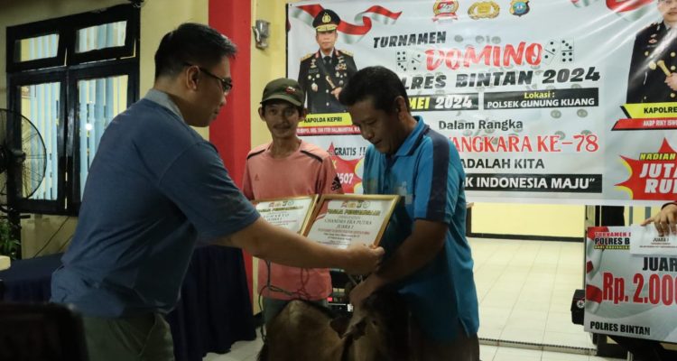 Kapolres Bintan AKBP Riky Iswoyo, saat menyerahkan hadiah kepada pemenang Turnamen Domino dalam rangka Hari Bhayangkari ke-78 Selasa (28/05/24) malam/ f.dok.Hms.