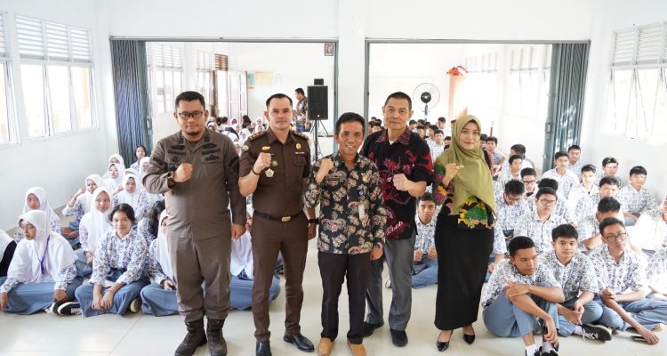 Tim JMS Kejati Kepri saat Kunjungi SMAN 8 dan 20 Kota Batam/f.dok.Rat.