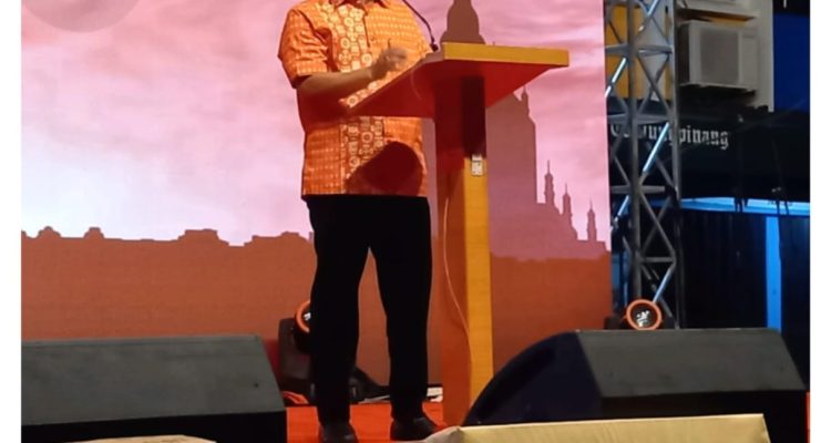 Pj Walikota Tanjungpinang Andri Rizal Siregar saat menyampaikan sambutan dalam Peringatan Tri Suci Waisak 2568 TB/2024  di Jalan Merdeka Tanjungpinang, Jumat (31/5/2025) malam/f.dok.Red.