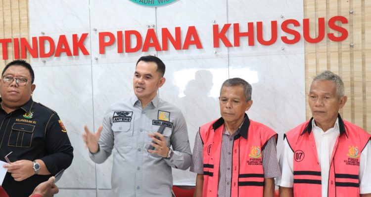 Penyerahan Tersangka dan Barang Bukti Kasus Dugaan Korupsi Pembangunan Polder Tanjungpinang, Selasa (28/05/24)/f.dok.Rat.