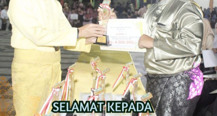 Wakil Bupati Natuna Rodihal Huda saat menyerahkan hadiah Juara 1 MTQ Cabang Qira'at Mujawwad Kabupaten Natuna/f.dok.Red.