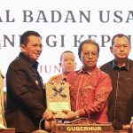 Gubernur Kepulauan Riau, H. Ansar Ahmad saat menyampaikan Rancangan Peraturan Daerah (Perda) tentang pendirian Badan Usaha Milik Daerah (BUMD) Energi Kepri/F: Diskominfo Kepri