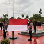 Ditengah Guyuran Hujan Wakapolres Bintan Kompol Amir Hamzah Semangat Pimpin Upacara Hari Lahir Pancasila di Lapangan Bhayangkara Mapolres Bintan, Sabtu (01/06/24) /f.dok.Rat.