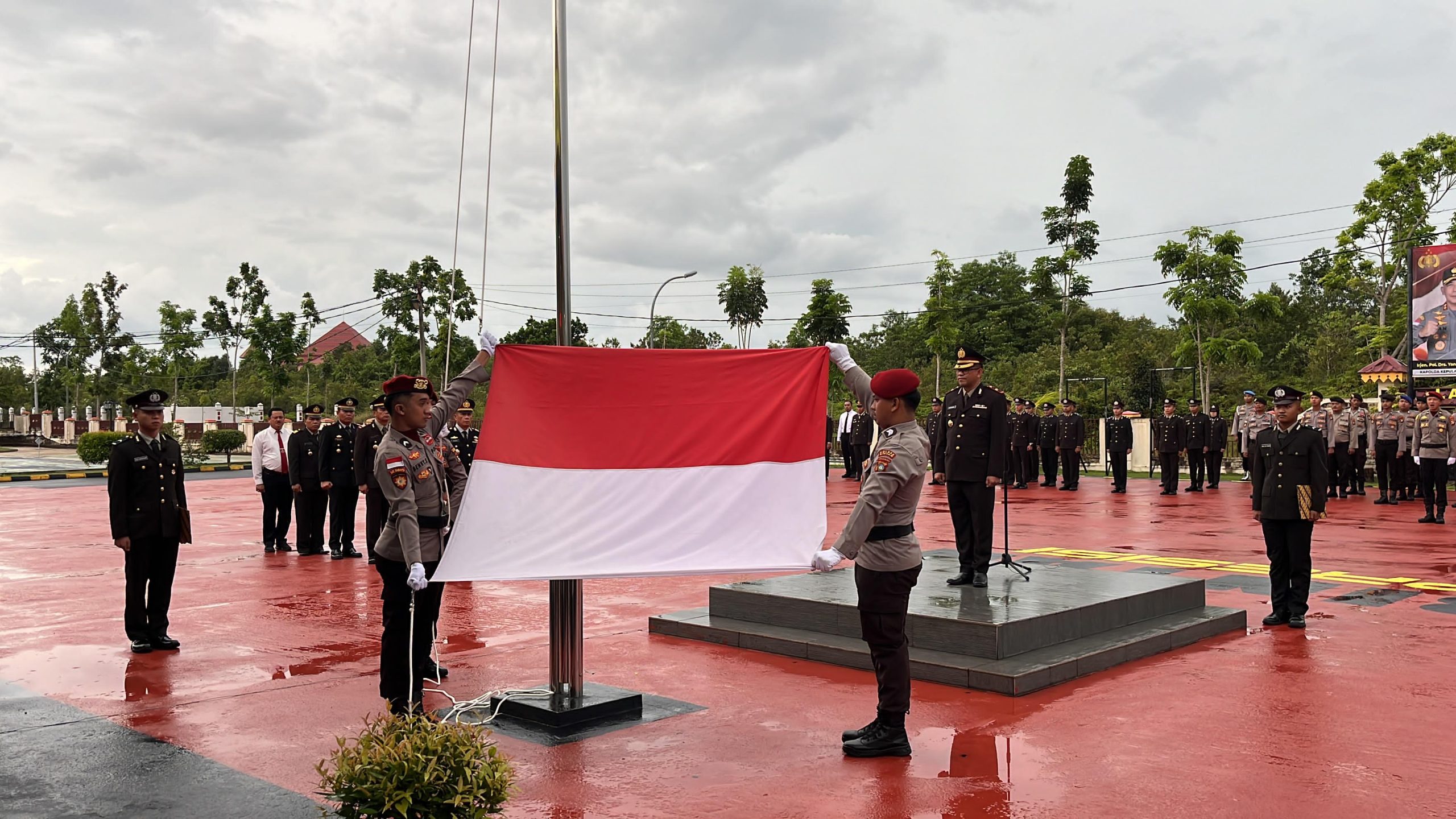 Ditengah Guyuran Hujan Wakapolres Bintan Kompol Amir Hamzah Semangat Pimpin Upacara Hari Lahir Pancasila di Lapangan Bhayangkara Mapolres Bintan, Sabtu (01/06/24) /f.dok.Rat.