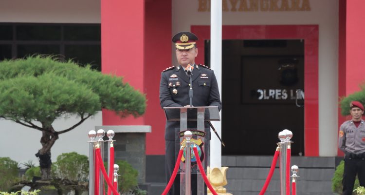 Kapolres Lingga AKBP Robby Topan Manusiwa,S.I.K saat pimpin upacara Hari Lahir Pancasila, Sabtu (01/06/24)/f.dok.Hms.