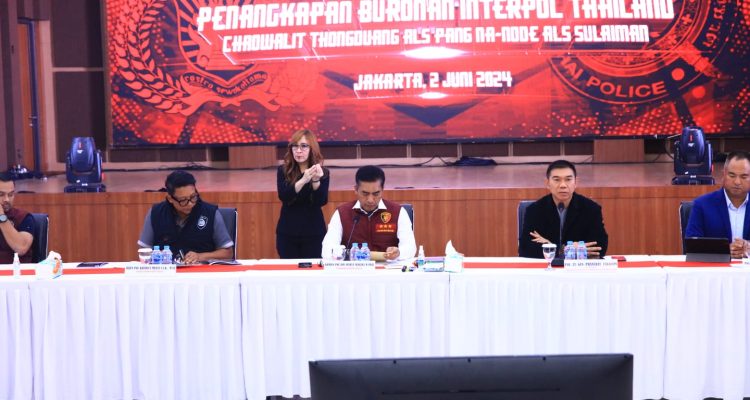 Konferensi pers Penangkap buronan paling dicari di Thailand oleh Tim Devisi Hubungan Internasional Polri, Minggu (02/06/24)/f.dok.Hms.