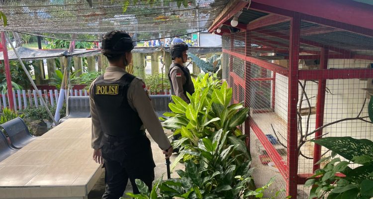 Personil Polsek Siantan Polres Anambas saat Patroli Jalan Kaki, Senin (03/06/24) /f.dok.Hms.
