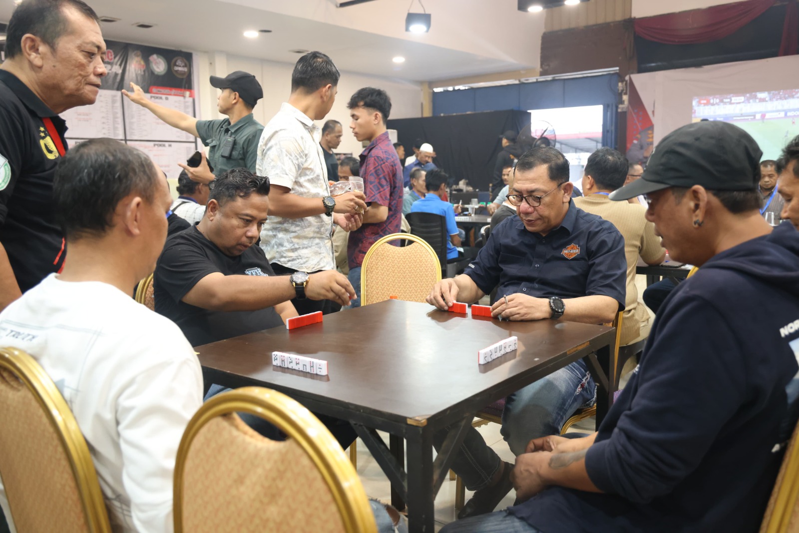 Kapolda Kepri Irjen. Pol. Drs. Yan Fitri Halimansyah, M.H, berbaur tim dalam ajang Turnamen Domino, Kapolda Kepri Cup 2024/f.dok.Hms.