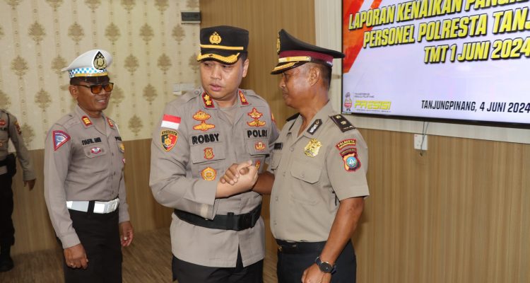 Kapolresta Tanjungpinang yang diwakili Wakapolresta Tanjungpinang AKBP Arief Rachman, S.H., S.I.K., M.Si., berikan Ucapan selamat kepada Perwira yang Naik Pangkat, Selasa (04/06/24) /f.do.Red.