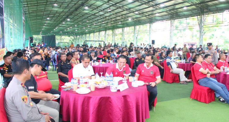 Polda Kepri nonton bareng (nobar) pertandingan sepak bola antara Indonesia dan Irak bersama masyarakat Sekupang Kamis (06/06/24) /f.dok.Hms.