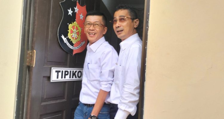 Mantan PJ.Walikota Tanjungpinang, Hasan didamping Kuasa hukumnya memasukkan Rumah Reskrim Polres Bintan Kamis (07/06/24)/f.dok.Rat.
