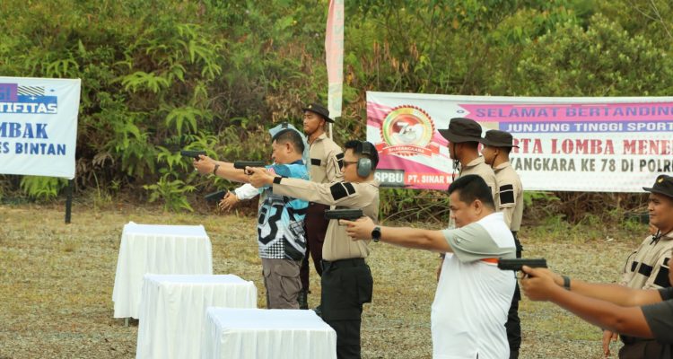 Polres Bintan Polda Kepri menggelar perlombaan menembak di lapangan Tembak Tunggal Panaluan Polres Bintan, Jumat (7/6/2024)/f.dok.Rat
