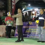 Kapolres Lingga AKBP Robby Topan Manusiwa,S.I.K, saat membuka turnamen Voli di Gedung Nasional Dabo Singkep, Sabtu sore (8/06/2024)/f.dok.Hms.