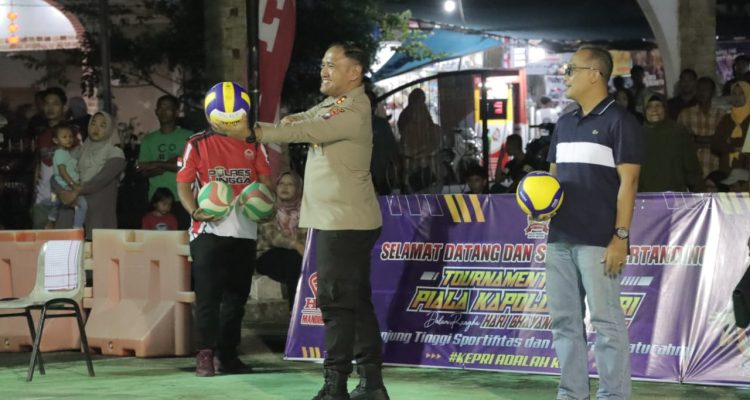 Kapolres Lingga AKBP Robby Topan Manusiwa,S.I.K, saat membuka turnamen Voli di Gedung Nasional Dabo Singkep, Sabtu sore (8/06/2024)/f.dok.Hms.