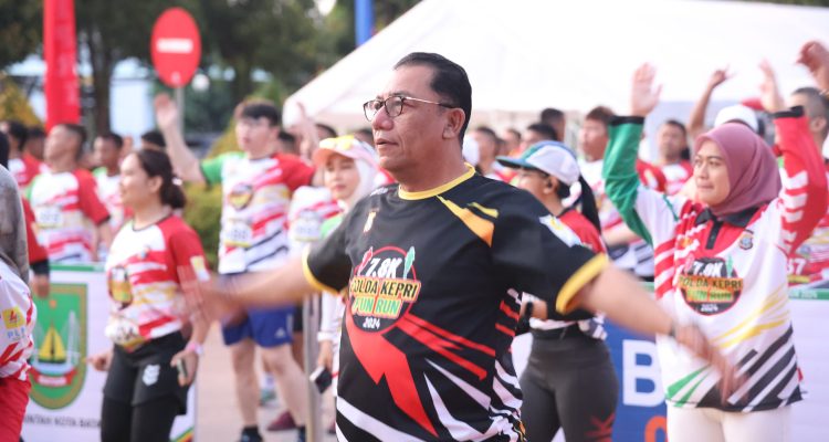 Kapolda Kepri Irjen. Pol. Drs. Yan Fitri Halimansyah, M.H., dalam Fun Run 7.8K di Dataran Engku Putri Batam, diikuti oleh 1.440 peserta dengan antusiasme yang tinggi. Minggu (9/6/2024)/f.do.Hms.