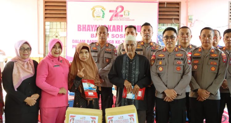 Polres Bintan Berikan ratusan paket Sembako kepada masyarakat, Selasa (11/06/24) /f.dok.Rat.