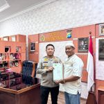 Kapolresta Beri Hadiah Umroh Kepada Mantan Kasat Binmas Polresta Tanjungpinang Akp Purnawirawan Narsanta Kamis (13/06/24)/f.dok.Hms.