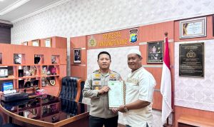 Kapolresta Beri Hadiah Umroh Kepada Mantan Kasat Binmas Polresta Tanjungpinang Akp Purnawirawan Narsanta Kamis (13/06/24)/f.dok.Hms.