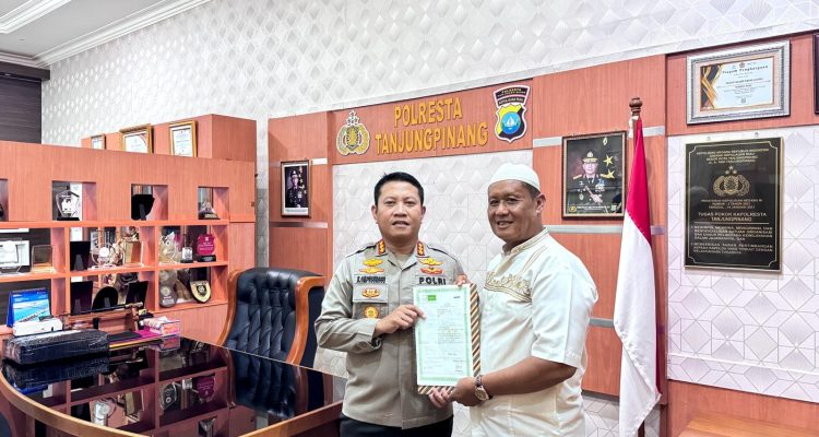 Kapolresta Beri Hadiah Umroh Kepada Mantan Kasat Binmas Polresta Tanjungpinang Akp Purnawirawan Narsanta Kamis (13/06/24)/f.dok.Hms.