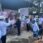 BPW KKSS Kepri saat menyerahkan paket bantuan Sembako kepada para korban kebakaran di Tanjung Sengkuang, Kelurahan Batu Merah, Kecamatan Batu Ampar, Kota Batam, Kepri, Kamis (13/6/2024)/f.dok.KKSS.