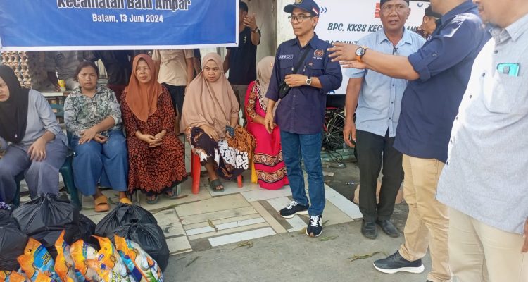 PWI Kepri Beri Bantuan Korban Kebakaran Kios Seken 12 Kk di Tanjung Sengkuang Batam 