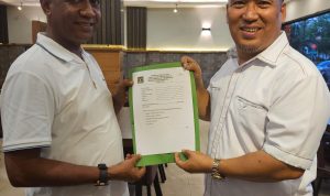 Ketua Bapilu Partai PPP Mohammad Agung Teibang menyerahkan Formulir Pendaftaran ke Ketua DPC Partai Gerindra Nyangnyang Haris Pratamura, Selasa (13/06/24)/f.dok.Rat.