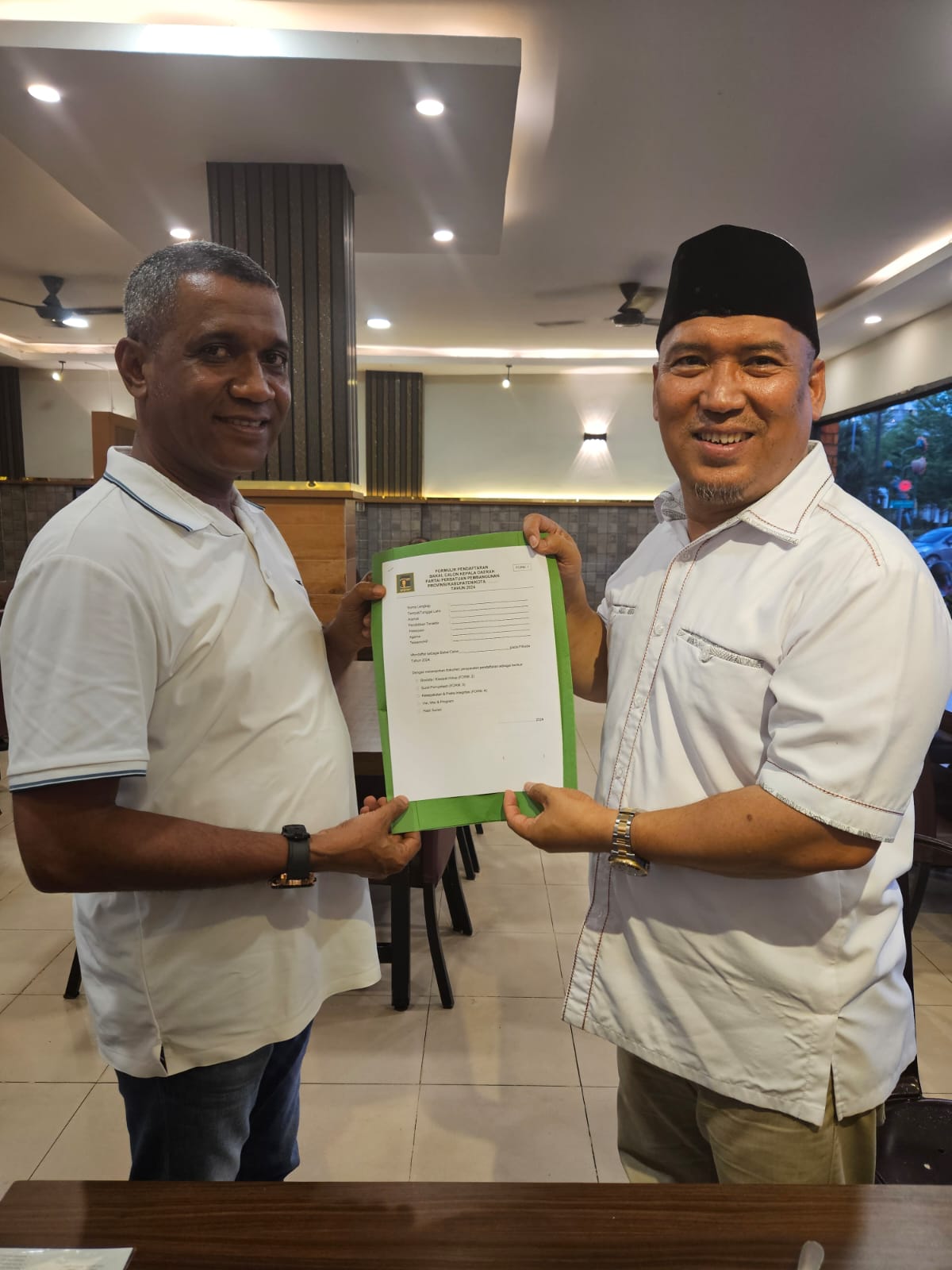 Ketua Bapilu Partai PPP Mohammad Agung Teibang menyerahkan Formulir Pendaftaran ke Ketua DPC Partai Gerindra Nyangnyang Haris Pratamura, Selasa (13/06/24)/f.dok.Rat.