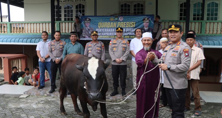 Kapolresta Tanjungpinang Kombes Pol Heribertus Ompusunggu sat penyerahan hewan kurban kepada ke Masjid dan Ponpes, Sabtu (16/06/24) /f.dok.Hms.