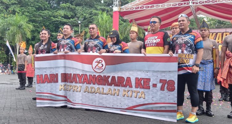 Kapolda Kepri Yan Fitri Halimansyah Ikuti Langsung Bhayangkara Fun Bike yang Digelar Polresta Tanjungpinang di Lapangan Pamedan, Minggu (23/06/24) /f.dok.Rat.