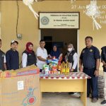 Dinsos PPPA Lingga Bersama STPL Bekasi Serahkan Bantuan kepada 113 KPM, Kamis (27/06/14)/f.dok.AG.