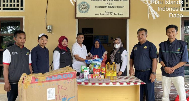 Dinsos PPPA Lingga Bersama STPL Bekasi Serahkan Bantuan kepada 113 KPM, Kamis (27/06/14)/f.dok.AG.