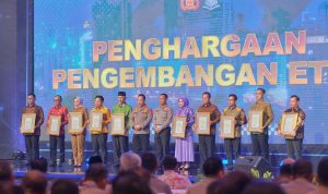 Gubernur Kepulauan Riau H. Ansar Ahmad menerima penghargaan dari Kapolri atas dukungan yang diberikan Pemerintah Provinsi Kepri untuk pengembangan sistem Electronic Traffic Law Enforcement (ETLE) atau tilang elektronik di Kepri/F: Diskominfo Kepri