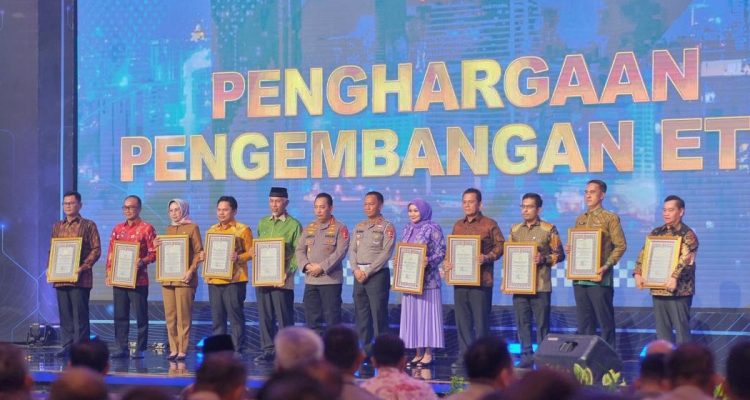 Gubernur Kepulauan Riau H. Ansar Ahmad menerima penghargaan dari Kapolri atas dukungan yang diberikan Pemerintah Provinsi Kepri untuk pengembangan sistem Electronic Traffic Law Enforcement (ETLE) atau tilang elektronik di Kepri/F: Diskominfo Kepri