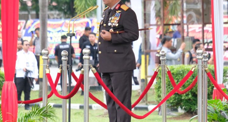 Kapolda Kepri, Irjen Pol. Yan Fitri saat pimpin Upacara Hari Bhayangkara ke-78 Senin (01/07/24)/f.dok.Hms.
