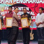 Momen Kalapas Narkotika Kelas IIA Tanjungpinang saat menerima Penghargaan, yang diserahkan langsung oleh Kapolres Bintan dalam acara syukuran hari Bhayangkara ke 78, Selasa (02/07/24)/ f. dok.Rat.