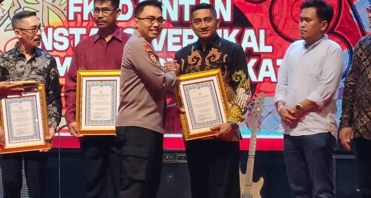 Momen Kalapas Narkotika Kelas IIA Tanjungpinang saat menerima Penghargaan, yang diserahkan langsung oleh Kapolres Bintan dalam acara syukuran hari Bhayangkara ke 78, Selasa (02/07/24)/ f. dok.Rat.