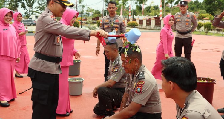Kapolres Bintan AKBP Riky Iswoyo, S.I.K., M.M meresmikan penggunaan pangkat yang baru bagi personel yang naik pangkat, Selasa (02/07/24) /f.dok.Rat.