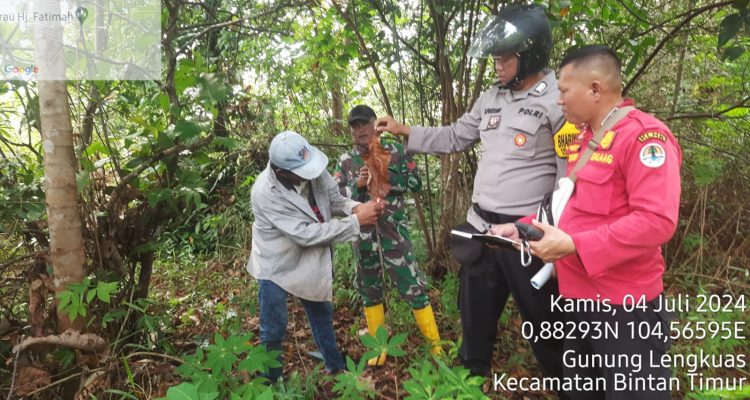 Tim Brigdalkarhutla Manggala Agni Kepulauan Riau Lakukan Survei Sumber Air di Kelurahan Gunung Lengkuas, Kamis (04/07/24)/f.dok.Hms.