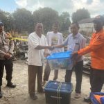 BPBD Kabupaten Lingga Salurkan Bantuan untuk Korban Kebakaran di Sungai Lumpur, Senin (15/07/24) /f.dok.AG.