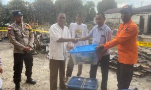 BPBD Kabupaten Lingga Salurkan Bantuan untuk Korban Kebakaran di Sungai Lumpur, Senin (15/07/24) /f.dok.AG.