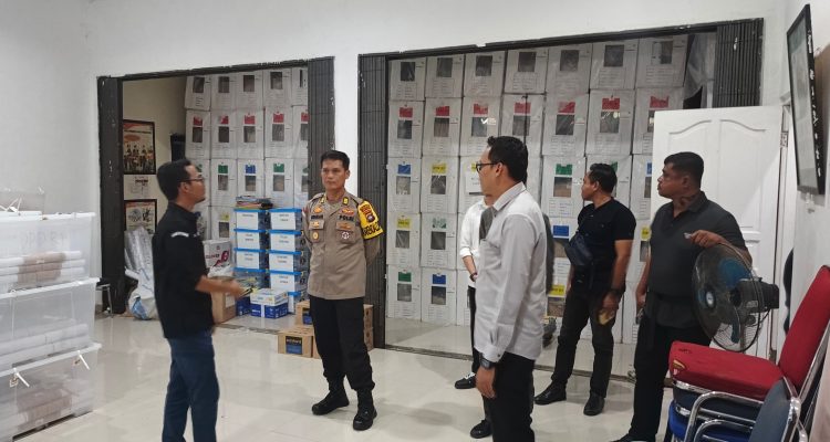 Polres Bintan Siap Kawal Pilkada 2024: Kabagops dan Kasat Intelkam Jalin Sinergi dengan KPU Bintan, Rabu (17/07/24) /f.fok.Rat.