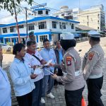Sat Lantas Polresta Tanjungpinang sosialisasi keselamatan berlalu lintas dalam rangka Operasi Patuh Seligi 2024 di Pelabuhan Sri Bintan Pura pada Rabu, (17/07/24)/f.dok.Hms.