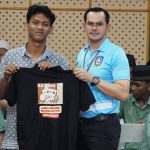 Kasi Penkum Kejati Kepri Denny Anteng Prakoso saat menyerahkan hadiah ke siswa SMAN 6 Tanjungpinang, Rabu (24/07/24)/f.dok.Rat.
