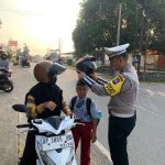 Tingkatkan Keselamatan Pengendara, Satlantas Polres Bintan Bagikan 20 Helm Gratis, Kamis (25/07/24)/f.dok.Rat.