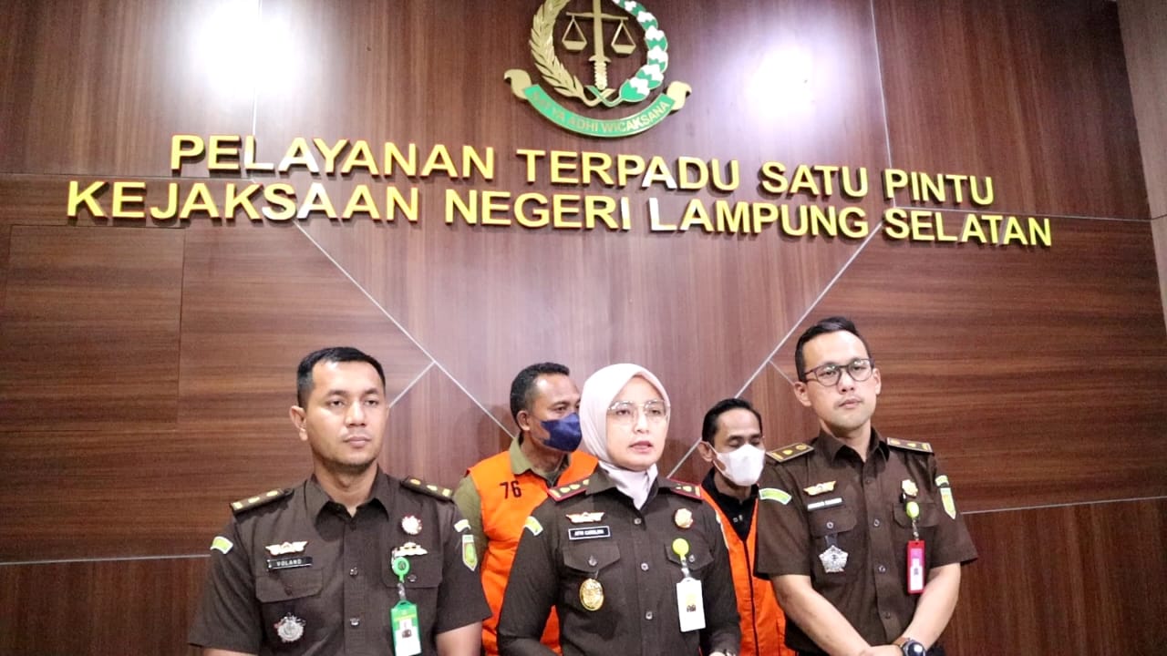 Dok. F/ Kajari Lampung Selatan, menetapkan 3 tersangka kasus korupsi insentif Sat Pol pp senilai Rp. 2,8 Milyar lebih.